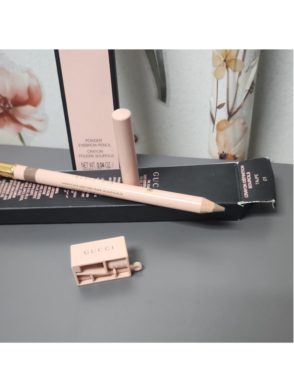 Gucci Crayon Définition Sourcils 01 Taupe Powder Eyebrow Pencil Natural 0.04 oz - Picture 2 of 7